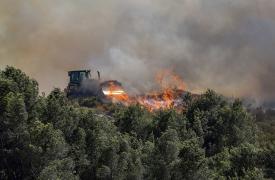 Γαλλία: Πυροσβέστες αγωνίζονται να θέσουν υπό έλεγχο δασική πυρκαγιά στα νότια της χώρας