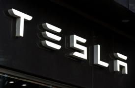Tesla: Πτώση 14% στις παραδόσεις οχημάτων το β' τρίμηνο