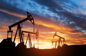 Εβδομαδιαίες απώλειες 1% για το πετρέλαιο με φόντο το πλαφόν της ΕΕ στη Ρωσία