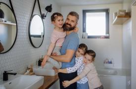 Τρίτεκνοι: Αποκτούν προνόμια των πολυτέκνων - Τι προβλέπει το νομοσχέδιο του ΥΚΟΙΣΟ