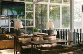Καλοκαιρινό home cinema: Όλα όσα χρειάζεσαι για βραδιές ταινίας στο μπαλκόνι