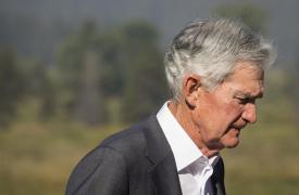 «Wait and see» από Πάουελ (Fed) για πετρέλαιο και Μ. Ανατολή: «Άγνωστες οι επιπτώσεις»