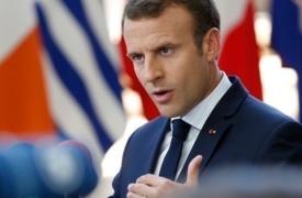 Μακρόν: Θέλουμε λιγότερες ώρες πίσω από τις οθόνες για τους μαθητές