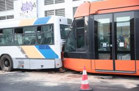 Σύγκρουση τραμ με λεωφορείο στον Πειραιά - 30 ελαφρά τραυματίες