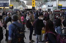 ΕΕ: Το νέο σύστημα ελέγχου συνόρων προκαλεί μεγάλες ουρές στα αεροδρόμια- Εξετάζονται μέτρα και η συνδρομή της Frontex