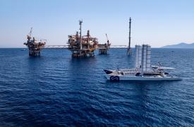 To πλοίο Energy Observer στον Πρίνο για την αποθήκευση διοξειδίου του άνθρακα