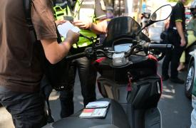 Μη χρήση κράνους: Οι έλεγχοι και τα πρόστιμα - To μήνυμα Χρυσοχοΐδη