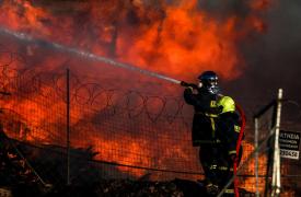 Φωτιά σε εργοστάσιο στις Αχαρνές - Εστάλη 112, πού έχει διακοπεί η κυκλοφορία