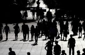 Gen Z: Η γενιά που αρνείται να εργαστεί με τους κανόνες των Boomers, αλλάζει δουλειές κάθε χρόνο και βάζει πάνω απ’ όλα την προσωπική ζωή