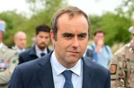 La Tribune: Μείωση ελλείμματος στο 4,7% του ΑΕΠ ως το 2026 προβλέπει ο προϋπολογισμός του Λεκορνί