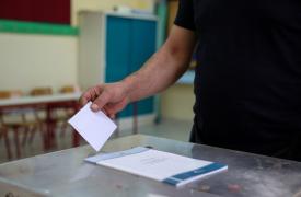 Οι δημοσκοπήσεις, οι πατριωτικές φοροαπαλλαγές, το ΠΑΣΟΚ και το σιωπητήριο ΣΥΡΙΖΑ