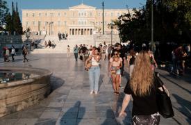 Χαμηλοί μισθοί και οικονομική ανασφάλεια «σπρώχνουν» τους Έλληνες στην υπερεργασία