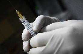 Το εμβόλιο κατά της COVID-19 ενισχύει το ανοσοποιητικό ενάντια στον καρκίνο, σύμφωνα με μελέτη