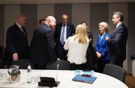 Η επιστροφή του Τάσου - Με φιόγκο στον Αλέξη η Κουμουνδούρου - Σκιώδη κυβέρνηση ζητάει η Άννα