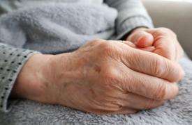 Εκτός κοινωνικής πολιτικής η φροντίδα ηλικιωμένων – Προτελευταία στην ΕΕ η Ελλάδα