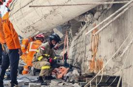 Ινδονησία: Χιλιάδες άνθρωποι εγκατέλειψαν τα σπίτια τους μετά τον ισχυρό σεισμό των 7,7 βαθμών
