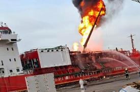 Στις φλόγες τουρκικό πλοίο στην Οδησσό που μετέφερε υγραέριο - Επλήγη από ρωσικά πυρά