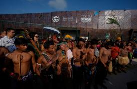 Βραζιλία: Αυτόχθονες διαδηλωτές αποκλείουν την είσοδο της διάσκεψης του ΟΗΕ για το κλίμα στο Μπελέμ