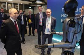 Ρομπότ με τη χρήση ΑΙ χόρεψε για χάρη του Πούτιν