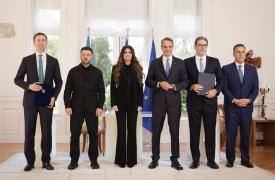 Ενεργειακά και δημοσιονομικά μπουστάρουν την κυβέρνηση - Σε ποιον ευχήθηκε εγκάρδια ο Νίκος Δένδιας