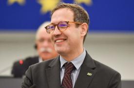 «Να είμαστε έτοιμοι για βέτο»: Το μήνυμα Ντεβέσα για τον νέο ευρωπαϊκό προϋπολογισμό