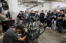 ΔΥΠΑ: Η Porsche ενισχύει τις σχολές μαθητείας στη Θεσσαλία με δωρεά σύγχρονων εργαλειοφόρων