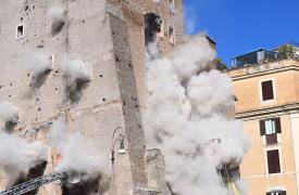 Ιταλία: Κατέρρευσε ο μεσαιωνικός «Πύργος των Κόμηδων» κοντά στο Κολοσσαίο - 4 τραυματίες