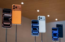 Η Apple αναμένεται να πουλήσει περισσότερα smartphone από τη Samsung για 1η φορά σε 14 χρόνια