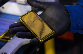 Μικρή πτώση για τον χρυσό με το βλέμμα στη Fed