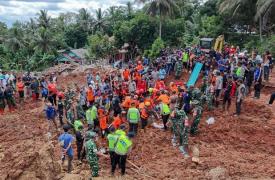 Ινδονησία: Έξι νεκροί και 17 αγνοούμενοι από κατολίσθηση