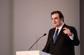 Πιερρακάκης: Στον πυρήνα της πολιτικής μας η αφαίρεση εμποδίων για οικογένειες και νέους