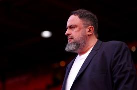 B. Μαρινάκης: Στηρίζει οικονομικά τους οπαδούς της Νότιγχαμ Φόρεστ, που τραυματίστηκαν στην επίθεση στο τρένο