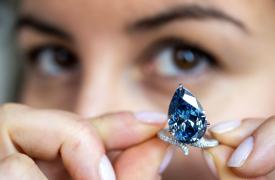 Ελβετία: Πάνω από 25 εκατ. δολ. για ένα μπλε διαμάντι σε δημοπρασία του Christie's