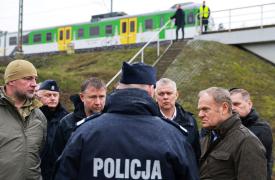 Τουσκ: Ταυτοποιήθηκαν δύο ύποπτοι για την έκρηξη σε σιδηροδρομική γραμμή προς Ουκρανία