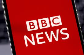 Ο πρόεδρος του BBC απολογείται για «λάθος κρίσης» στο μοντάζ ομιλίας του Τραμπ