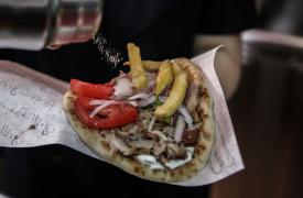 «Σουβλάκι στα 8 ευρώ;» - Ο λογαριασμός της εγκατάλειψης;