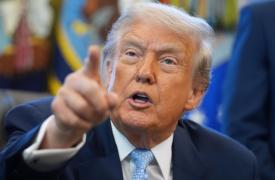 Οι πρώτες 300 ημέρες Τραμπ: Προεδρικές υπερεξουσίες και η νέα διεθνής αταξία