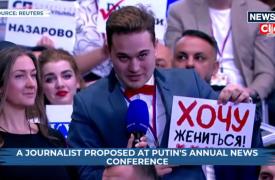 Ρώσος δημοσιογράφος έκανε πρόταση γάμου σε απευθείας μετάδοση, κατά την ετήσια συνέντευξη του Πούτιν