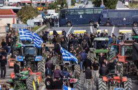 Πληθαίνουν τα μπλόκα των αγροτών: Επεισόδια σε Ηράκλειο και Χανιά - Διαμαρτυρίες στο γραφείο Τσιάρα