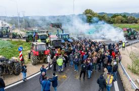 Σε θέση μάχης χιλιάδες αγρότες - Κλειστοί δρόμοι και νέες αποφάσεις στα οδοφράγματα