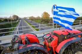 Παραμένουν στα μπλόκα οι αγρότες - Πιθανός αποκλεισμός στο λιμάνι του Βόλου