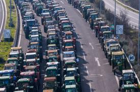 Τρακτέρ και ΙΧ στην ίδια ουρά;