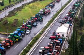 Αγρότες: Ανοίγουν λωρίδες κυκλοφορίας και αναδιατάσσουν τρακτέρ για διέλευση των εκδρομέων