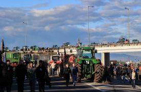 Συνεχίζονται οι αγροτικές κινητοποιήσεις: Κλειστή η Εθνική Οδός Αθηνών-Θεσσαλονίκης στη Νίκαια