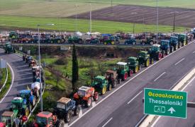 Οι αγρότες παραμένουν στο μπλόκο της Νίκαιας - Συνεχίζουν τις κινητοποιήσεις και μετά τις γιορτές