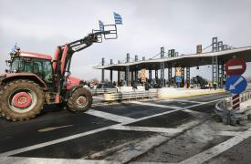 Κλιμακώνονται οι αγροτικές κινητοποιήσεις: Χριστούγεννα στα μπλόκα - Ανοίγουν τα διόδια το Σαββατοκύριακο