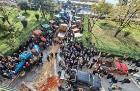 Αγρότες: Κατάληψη του κτηρίου της Αντιπεριφέρειας στην Καβάλα - Συνάντηση Χατζηδάκη με κτηνοτρόφους της Κρήτης