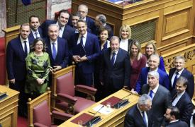 Η χαρά των Κυριάκων στην Βουλή - Στοχευμένα βέλη Αλέξη από την Πάτρα - Ψυχραιμία λέει η Έλενα για Καρυστιανού