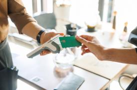 Ανάληψη μετρητών έως 200 ευρώ από τα 2.000 σημεία του δικτύου TRILIA μέσω IRIS