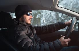 Επικίνδυνη η οδήγηση με μπουφάν - Τι δείχνει έρευνα της γερμανικής ένωσης αυτοκινήτου